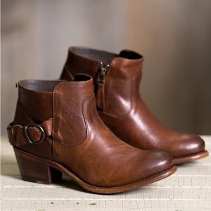 Overland Aubrey buckled leather bootie EUC size 9